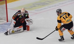 Nico Wieser zeigt im Tor der 99ers bärenstarke Leistungen.