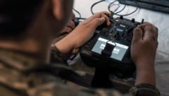 Ein ukrainischer Drohnenpilot bei der Arbeit