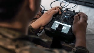 Ein ukrainischer Drohnenpilot bei der Arbeit