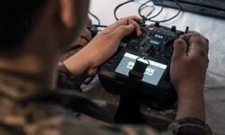 Ein ukrainischer Drohnenpilot bei der Arbeit