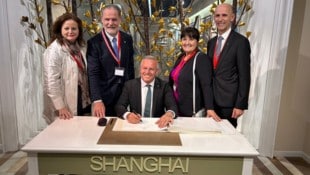 Eintragen ins Gästebuch der Stadt: Mario Kunasek mit Manuela Khom, Gerald Deutschmann, Claudia ...