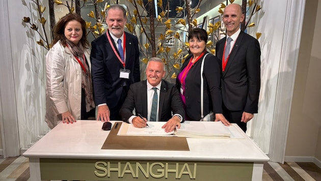 Eintragen ins Gästebuch der Stadt: Mario Kunasek mit Manuela Khom, Gerald Deutschmann, Claudia ...