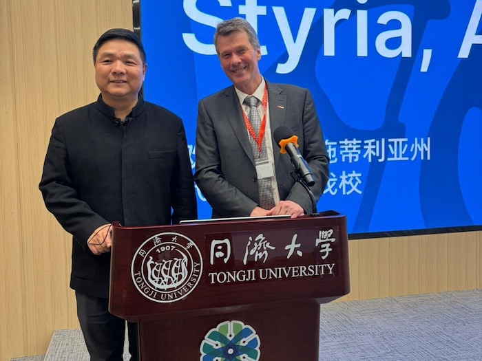 Li Xiangning, Vize-Präsident der Tongji Universität, mit TU-Rektor Horst Bischof.