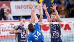 Die Hartberger (im Hintergrund) haben sich bei der UVC Ried durchsetzen können ...