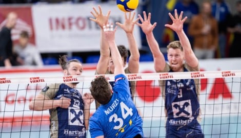 Die Hartberger (im Hintergrund) haben sich bei der UVC Ried durchsetzen können ...