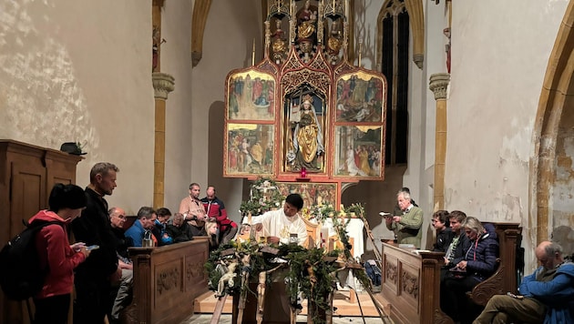 Die geschmückten Kreuze bei der Mitternachtsmesse auf dem Magdalensberg, wo der Vierbergelauf ...