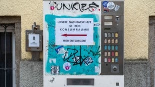 Verzweifelte Anrainer in der Schillerstraße fordern eine Verlegung des Spritzenautomaten. 