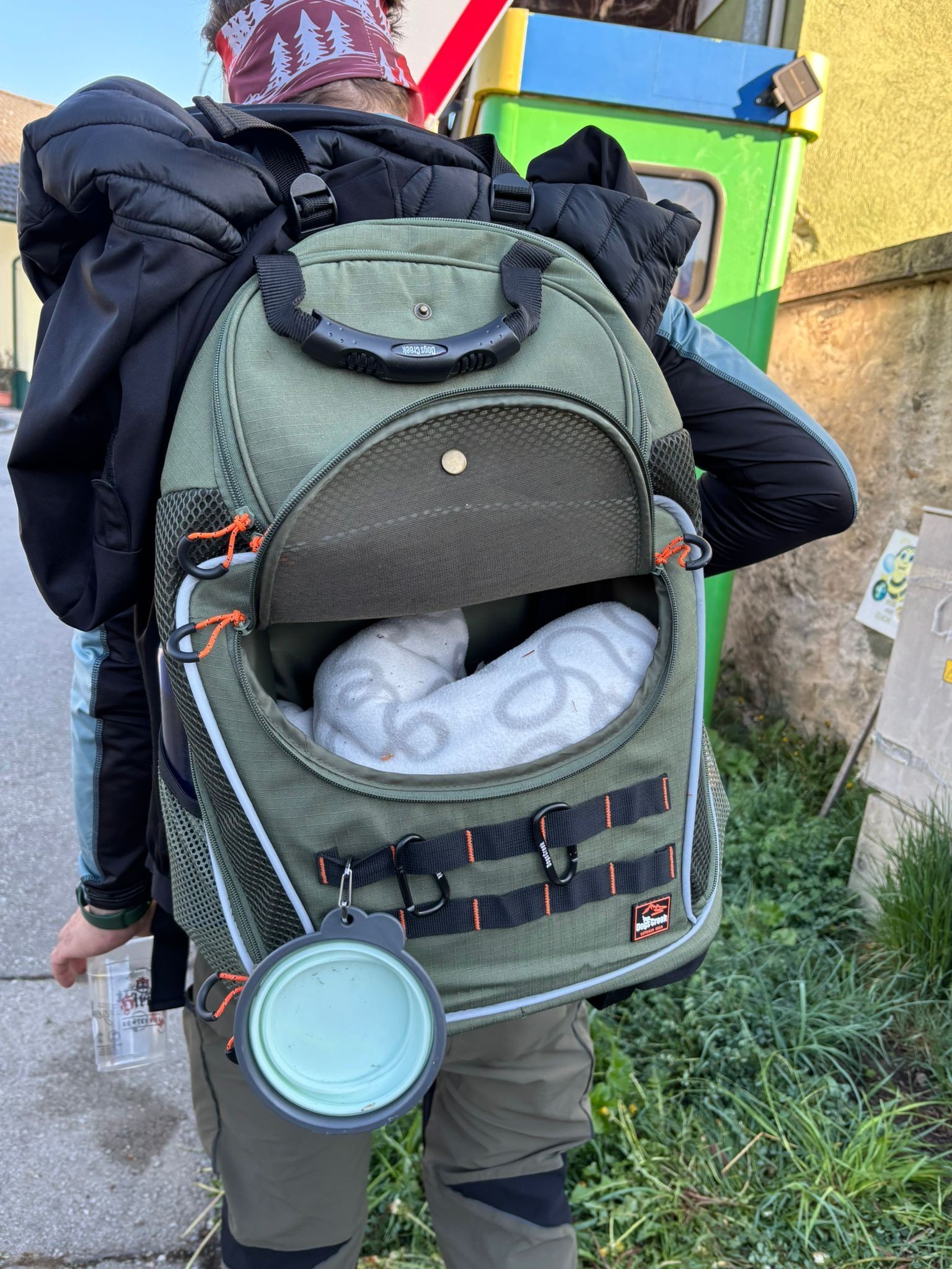 Die kleine Heidi wird im Rucksack über die vier Berge getragen.
