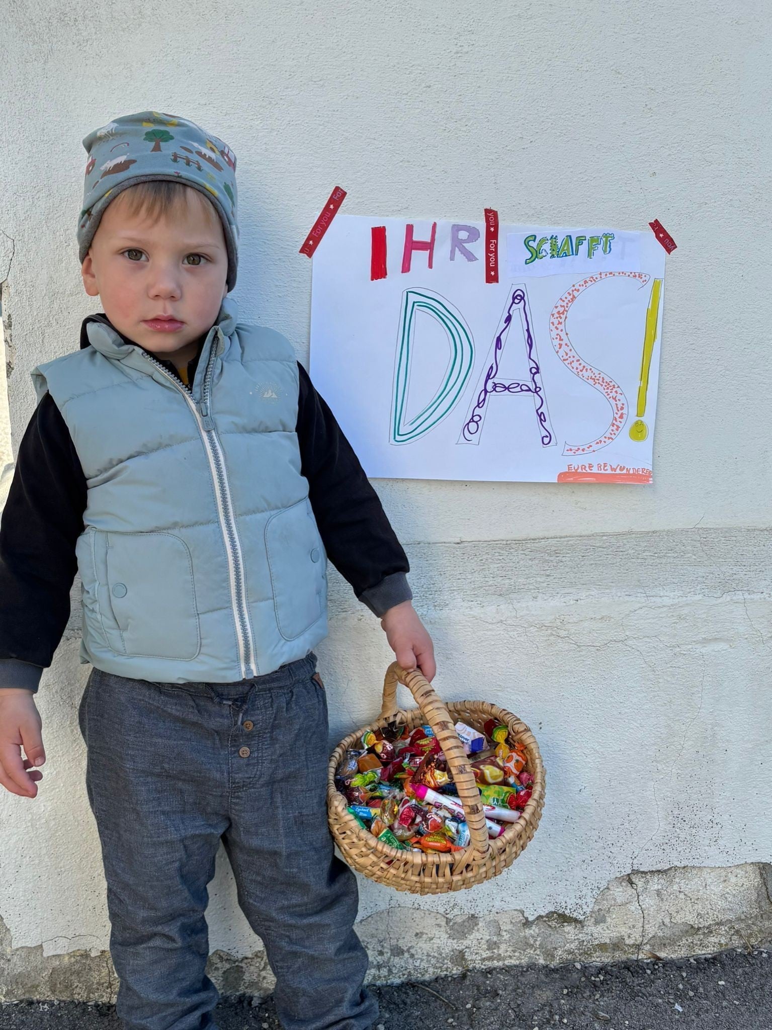 Der zweijährige Marco sammelt am Wegesrand Zuckerln, die ihm die Pilger geben – ein alter ...