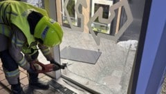 Die Feuerwehr schnitt die Schiebetüre auf, um den Mann aus seiner misslichen Lage befreien zu ...