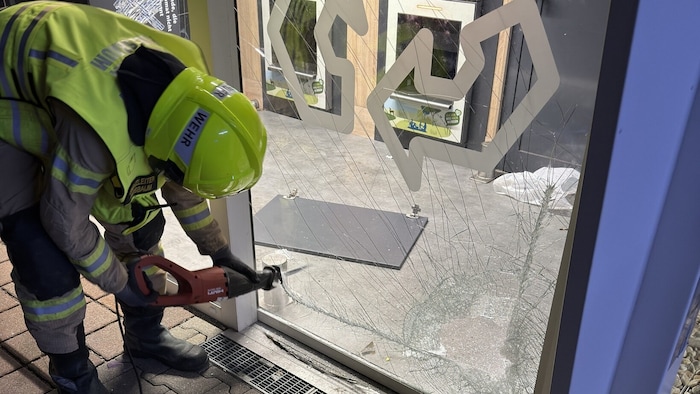 Die Feuerwehr schnitt die Schiebetüre auf, um den Mann aus seiner misslichen Lage befreien zu ...