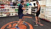 „Krone-Vorturner“ Philipp Jelinek beim Boxtraining mit Ex-Profi-Boxer Hermann Bendl vom Jabclub.