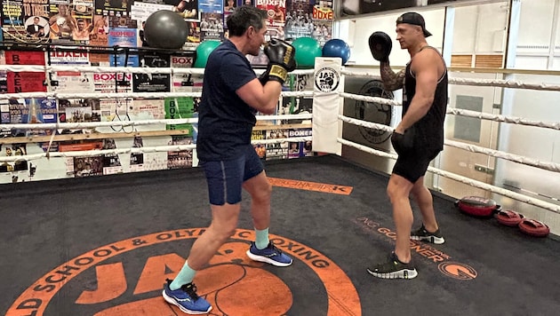 „Krone-Vorturner“ Philipp Jelinek beim Boxtraining mit Ex-Profi-Boxer Hermann Bendl vom Jabclub.