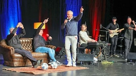 Fritz Strobl griff zum Mikrofon, Andi Herzog und Toni Polster waren begeistert.