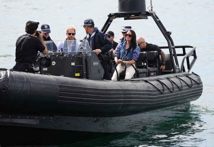 Harry und Meghan schippern durch den Hafen