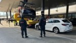 Finanzpolizei transportiert beschlagnahmtes Taxi ab. 