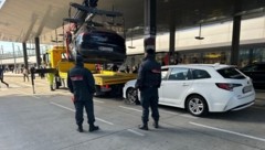 Finanzpolizei transportiert beschlagnahmtes Taxi ab. 