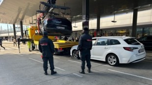 Finanzpolizei transportiert beschlagnahmtes Taxi ab. 