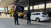 Finanzpolizei transportiert beschlagnahmtes Taxi ab. 