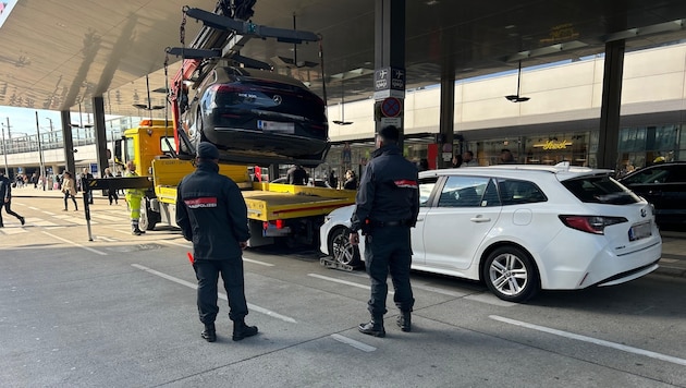 Finanzpolizei transportiert beschlagnahmtes Taxi ab.