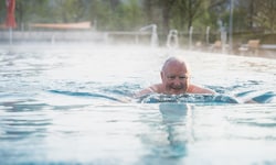 Um 7 Uhr drehte Vizebürgermeister Florian Kreibich seine ersten Runden im AYA-Bad.