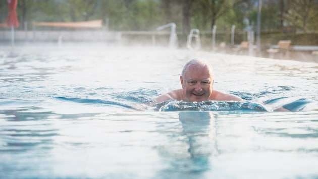 Um 7 Uhr drehte Vizebürgermeister Florian Kreibich seine ersten Runden im AYA-Bad.