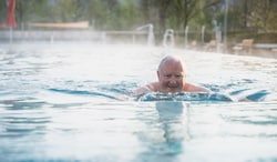Um 7 Uhr drehte Vizebürgermeister Florian Kreibich seine ersten Runden im AYA-Bad.