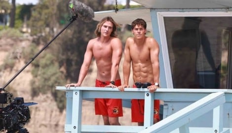 Sixpack-Alarm am Strand von Malibu! Bei den Dreharbeiten zogen die neuen „Baywatch“-Badewascheln ...