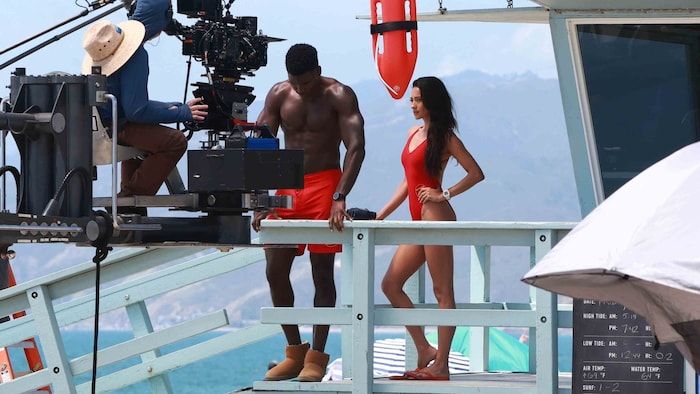 Thaddeus LaGrone wagt sich vom Football-Feld auf den Rettungsschwimmer-Turm.