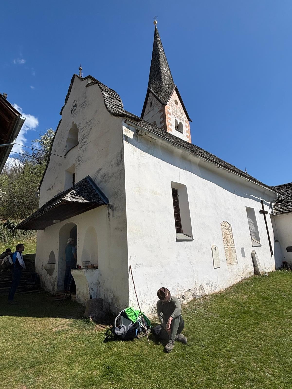 Ein bissl ruhen bei der Kirche in Liemberg... Die Sonne begleitet heute die Vierbergler.