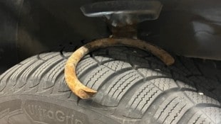 Die gebrochene Schraubenfeder an der Vorderachse