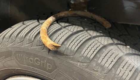 Die gebrochene Schraubenfeder an der Vorderachse