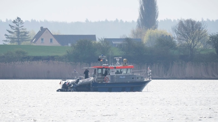 Ein Schlauchboot der Polizei ist im Einsatz.