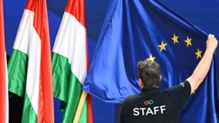 In Budapest wird unter Magyar wieder die Europafahne aufgestellt.