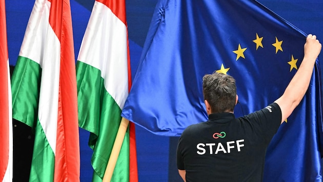 In Budapest wird unter Magyar wieder die Europafahne aufgestellt.