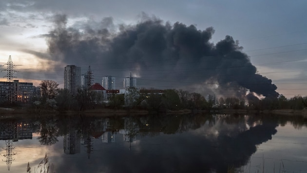 Mit verstärkten Luftangriffen auf die Infrastruktur (im Bild Kiew am Donnerstag) bereitet ...