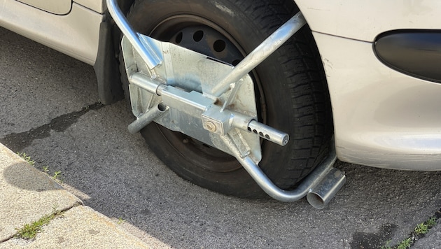 Mit einem platten Reifen und über 100 Gramm Drogen im Auto versuchte der Lenker vor der Polizei ...