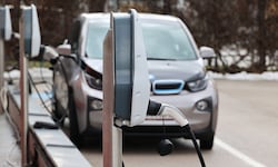 Ladestationen für E-Autos sind auch an öffentlichen Parkplätzen immer häufiger zu finden.