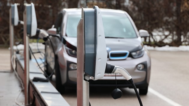 Ladestationen für E-Autos sind auch an öffentlichen Parkplätzen immer häufiger zu finden.