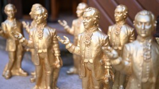 Im Mirabellgarten werden im Sommer 400 goldene Mozartfiguren aufgestellt.
