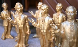 Im Mirabellgarten werden im Sommer 400 goldene Mozartfiguren aufgestellt.