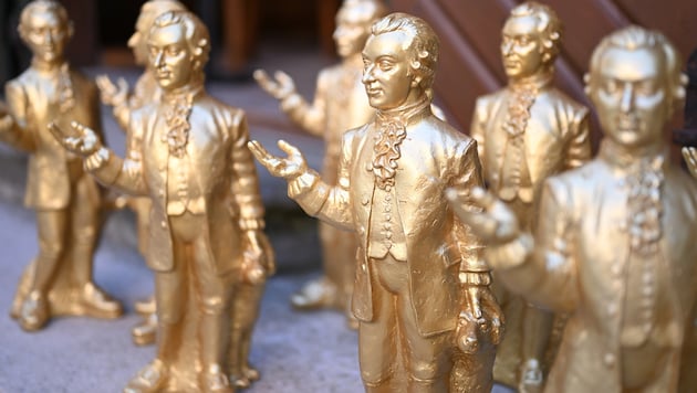 Im Mirabellgarten werden im Sommer 400 goldene Mozartfiguren aufgestellt.