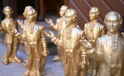 Im Mirabellgarten werden im Sommer 400 goldene Mozartfiguren aufgestellt.