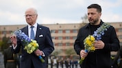 Wolodymyr Selenskyj und König Carl XVI. Gustaf gedenken auf dem Militärfriedhof Lychakiv in Lwiw ...