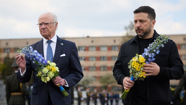 Wolodymyr Selenskyj und König Carl XVI. Gustaf gedenken auf dem Militärfriedhof Lychakiv in Lwiw ...