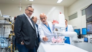 Hacker (li.) ließ sich den Bronchoskopie-Roboter vom Vorstand der Lungenabteilung, Valipour, ...