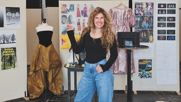 Direktorin Lotte de Beer auf der Probebühne der Volksoper vor den Entwürfen der neuen ...