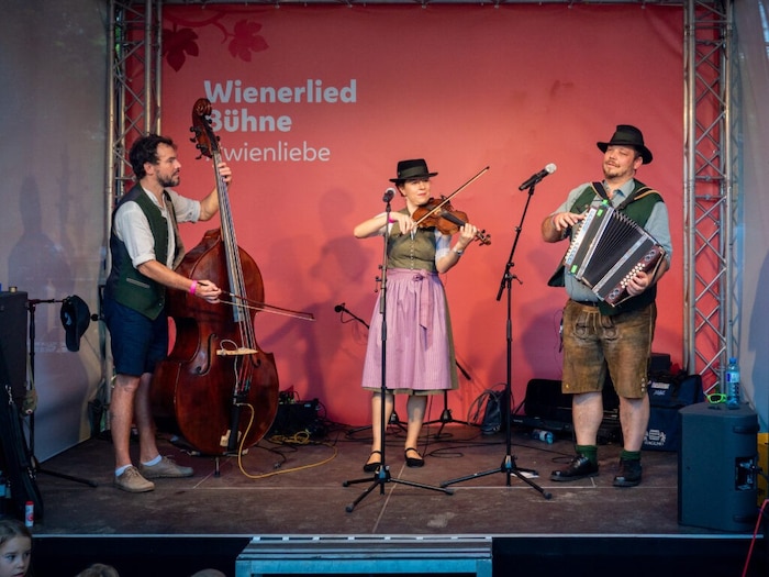 Knopf & Streich spielen am Stammtisch auf.