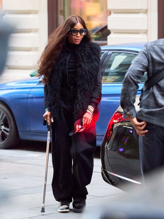 Supermodel Naomi Campbell mit Krückstock aufgrund einer Verletzung am Fuß