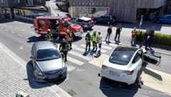 Zwei Fahrzeuge wurden schwer, zwei weitere leicht beschädigt. Zwei Personen wurden bei dem ...